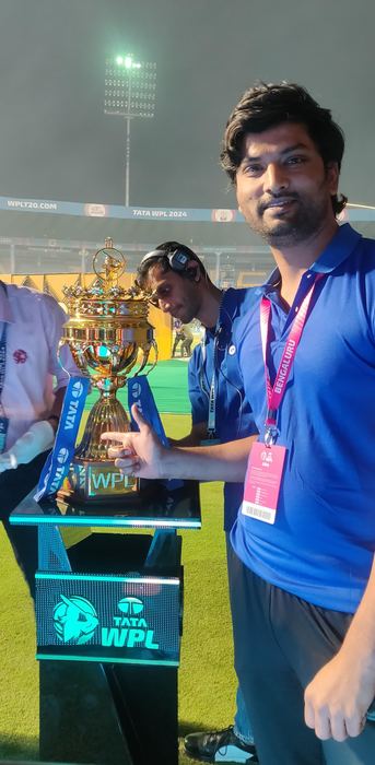 Dr. Shivaji Kolli providing sports medicine care to cricketers (photo 2)