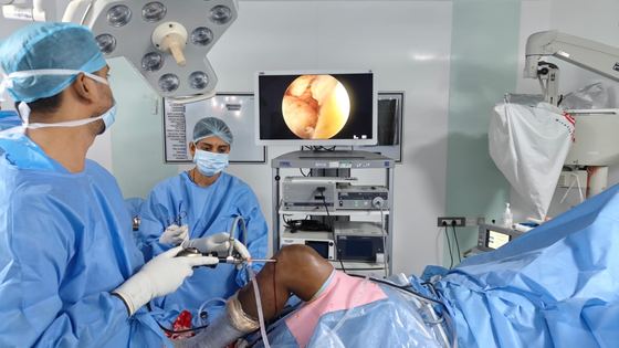Dr. Shivaji Kolli, orthopaedic surgeon, in the operating theatre in Bengaluru (photo 33)