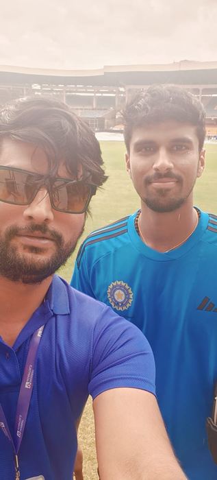 Dr. Shivaji Kolli providing sports medicine care to cricketers (photo 34)