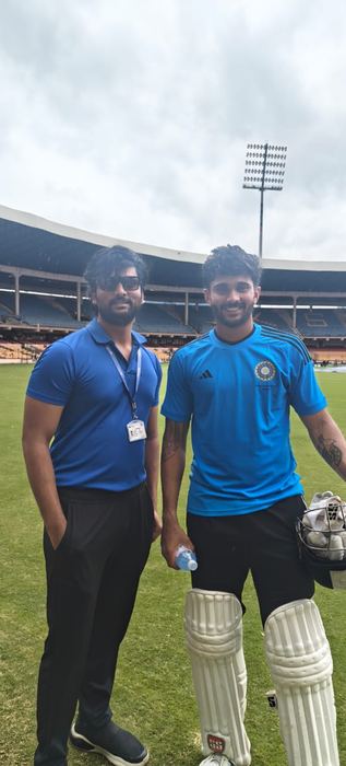 Dr. Shivaji Kolli providing sports medicine care to cricketers (photo 40)