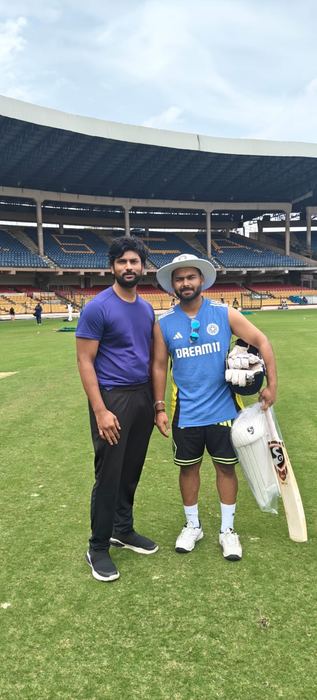 Dr. Shivaji Kolli providing sports medicine care to cricketers (photo 42)