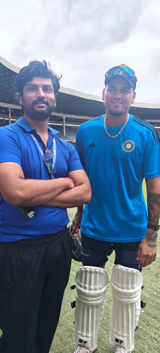 Dr. Shivaji Kolli providing sports medicine care to cricketers (photo 50)