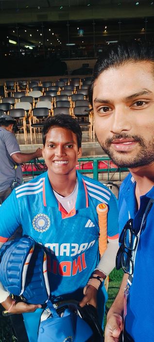 Dr. Shivaji Kolli providing sports medicine care to cricketers (photo 51)