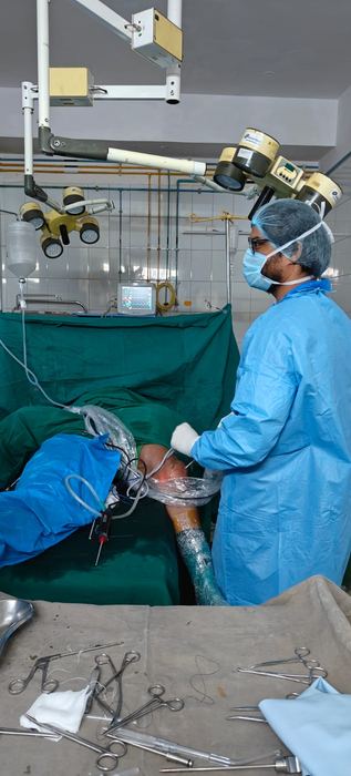 Dr. Shivaji Kolli, orthopaedic surgeon, in the operating theatre in Bengaluru (photo 41)