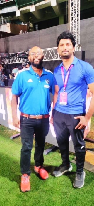 Dr. Shivaji Kolli providing sports medicine care to cricketers (photo 58)